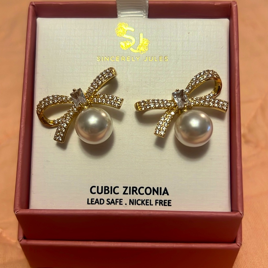 Fashion Earrings With Cubic Zirconia And White Pearls